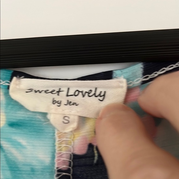 Beautiful Floral Sleeveless Flowy Tank Top - Picture 2 of 5